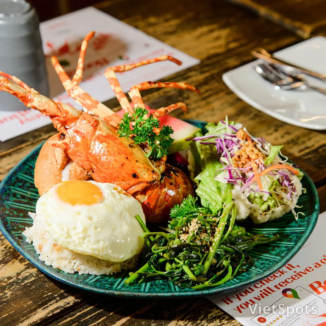 🦞 IN HOI AN AND CRAVING FANCY, PREMIUM SEAFOOD? TRY THE LOBSTER COMBO DRENCHED IN GARLIC BUTTER SAUCE RIGHT NOW AT TOMDO!
