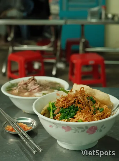 दा नांग में ज़रूर खाने लायक एक स्थानीय भोजन 🍜