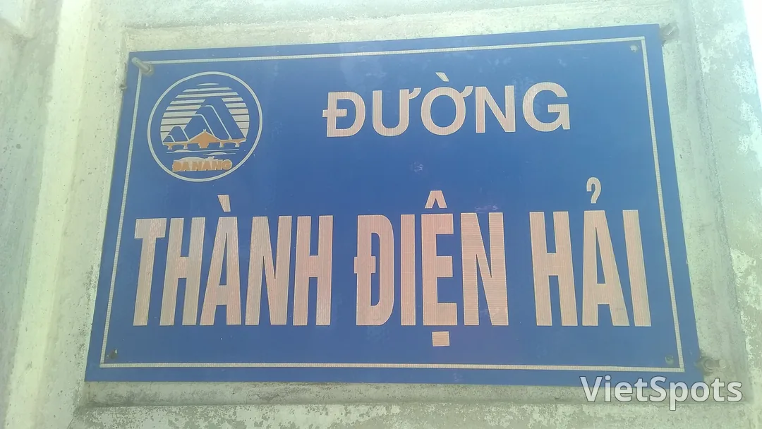 Biển tên đường Thành Điện Hải gắn trên tường, góc trái có logo thành phố Đà Nẵng