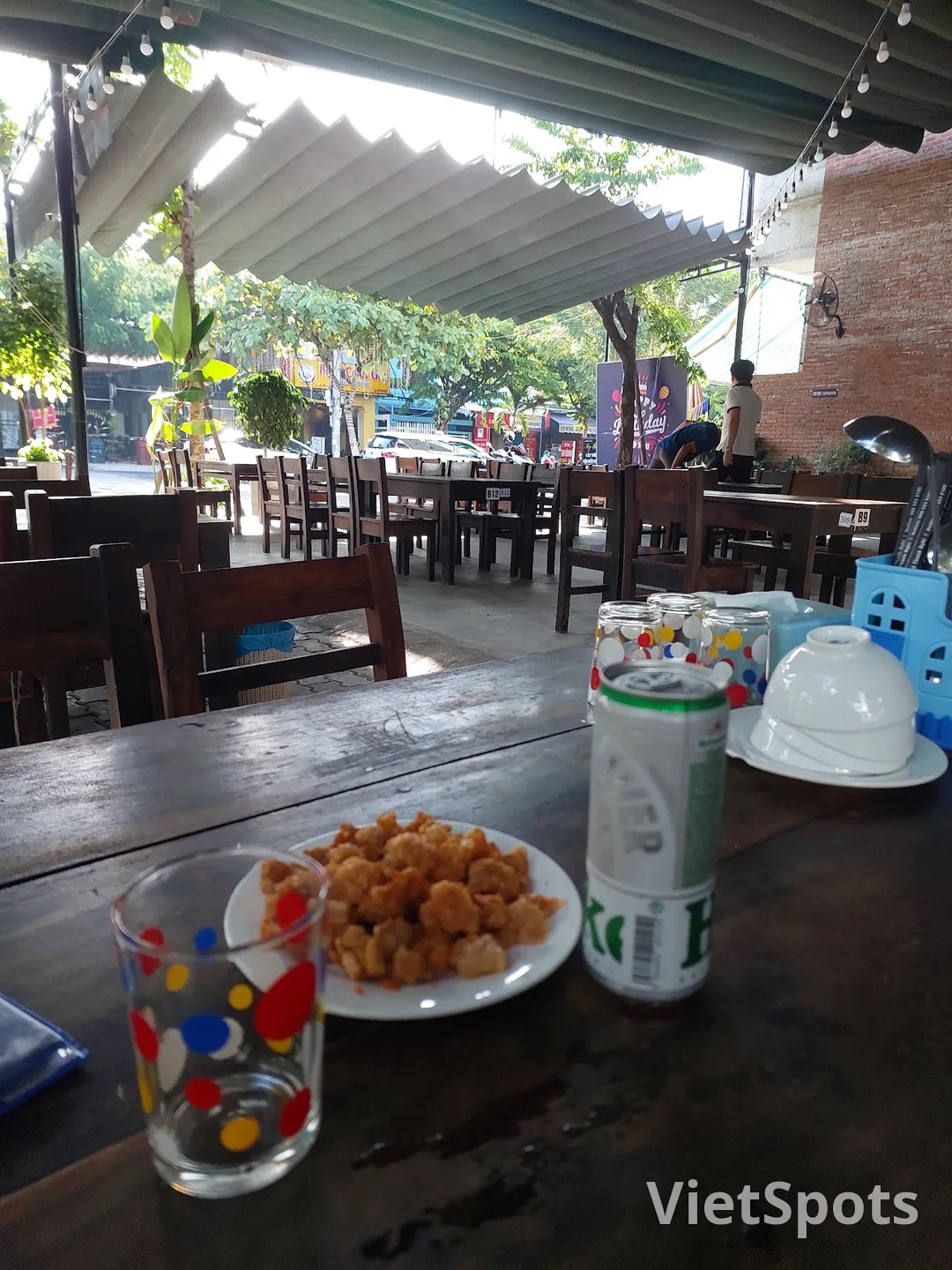 ร้านเหมื่อยเรา – ยำปลาเฮร์ริงและอาหารทะเลสด 🐟 ร้านนั่งดื่มที่คนดานังหลงรัก