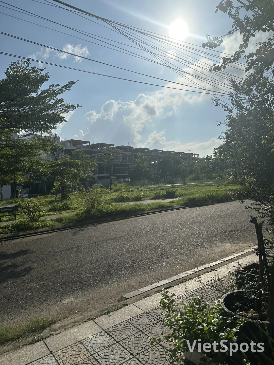 ⛅️ 목요일의 다낭 – 하늘은 높고 새파랗게 맑으며, 황금빛 햇살이 거리 곳곳에 가득 퍼진다 🌤️✨