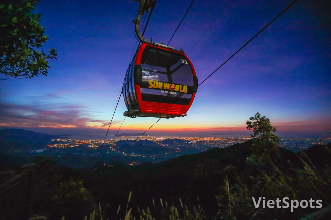 Cáp treo Bà Nà Hills chạy giữa đồi núi lúc hoàng hôn vàng