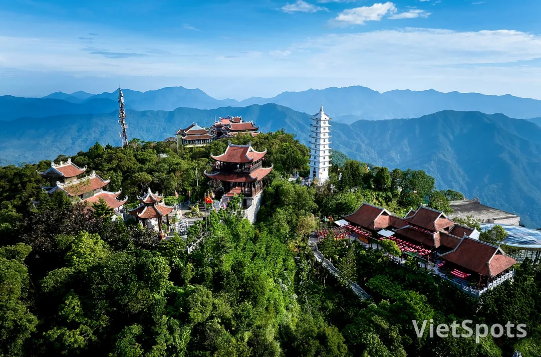 Chùa Linh Ứng trên đỉnh Bà Nà Hills nhìn từ trên cao với tượng Phật và tháp xá lợi 7 tầng