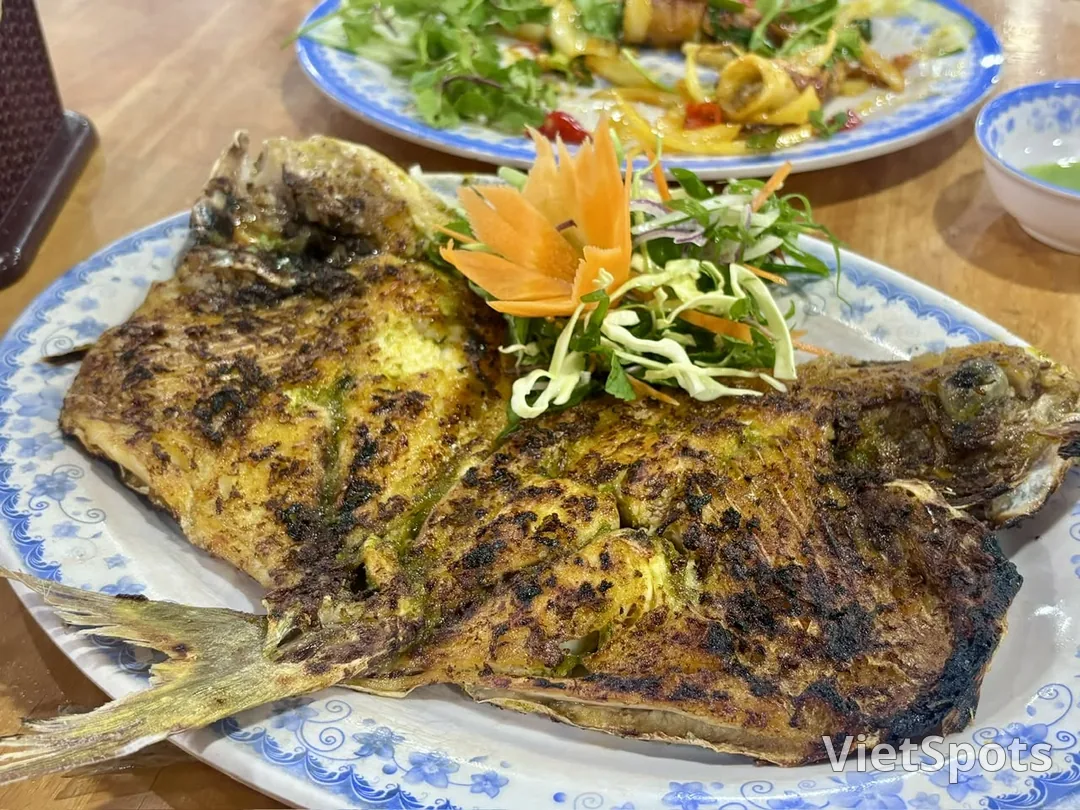 พิกัดร้านซีฟู้ด "อร่อย - มีประโยชน์ - ราคาถูก" ในตำนาน: คุ้มไหมที่จะลัดเลาะเข้าไปในเขาวงกตซอย? 🤔🗺️