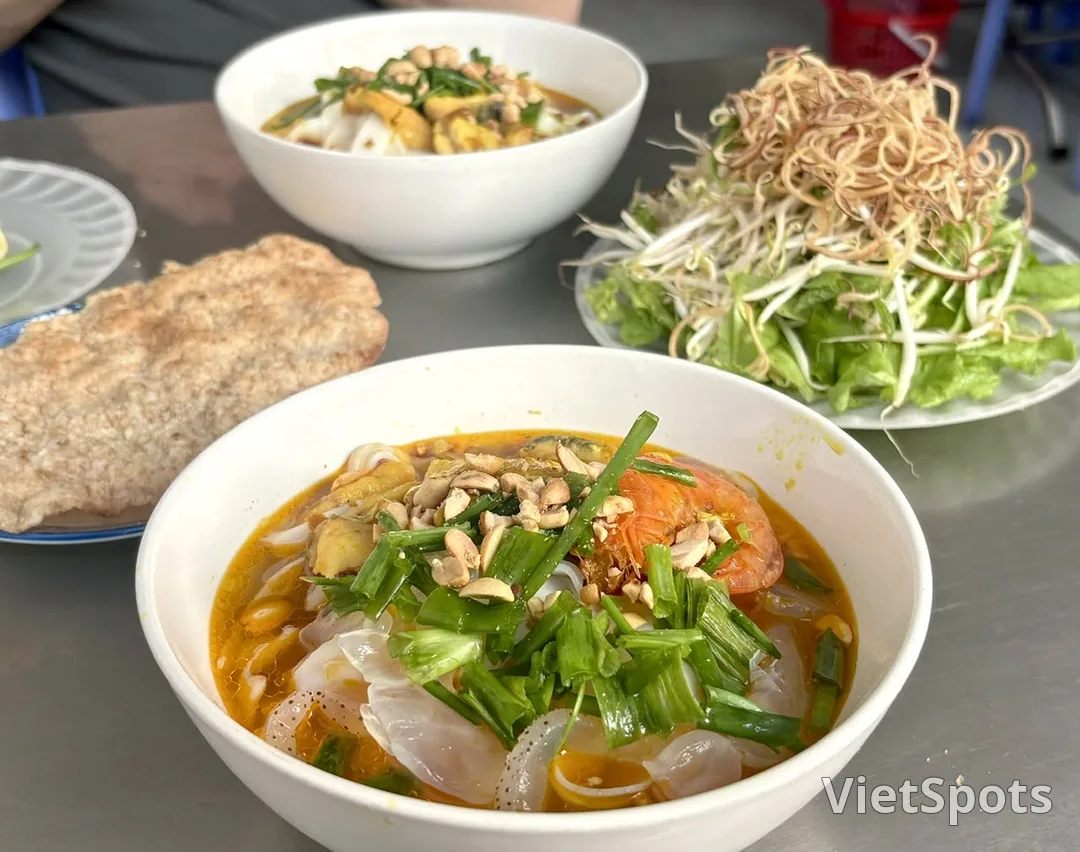 พิกัดร้านซีฟู้ด "อร่อย - มีประโยชน์ - ราคาถูก" ในตำนาน: คุ้มไหมที่จะลัดเลาะเข้าไปในเขาวงกตซอย? 🤔🗺️