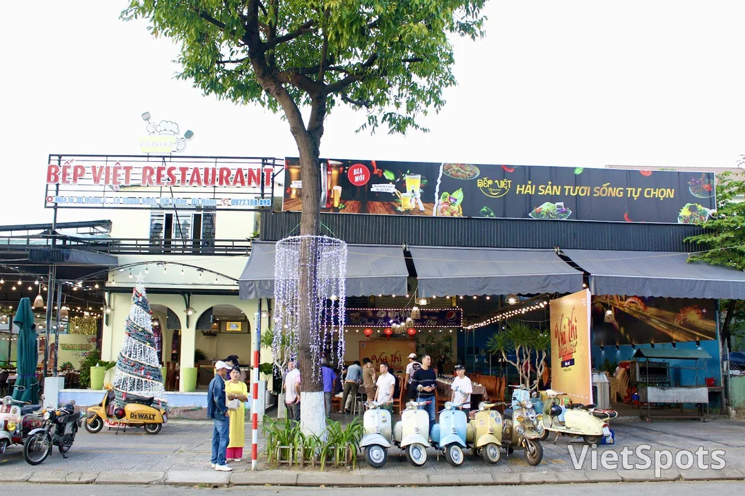 ร้านอาหาร Bếp Việt ดานัง – อาหารทะเลสดเป็น ๆ เลือกเองได้ ตั้งอยู่ตรงสี่แยกถนน 30/4 – เลแทงห์งี