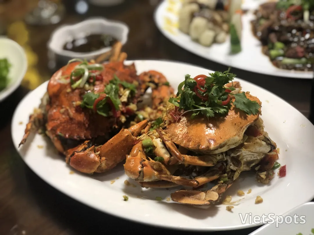 ร้านอาหาร Bếp Việt ดานัง – อาหารทะเลสดเป็น ๆ เลือกเองได้ ตั้งอยู่ตรงสี่แยกถนน 30/4 – เลแทงห์งี