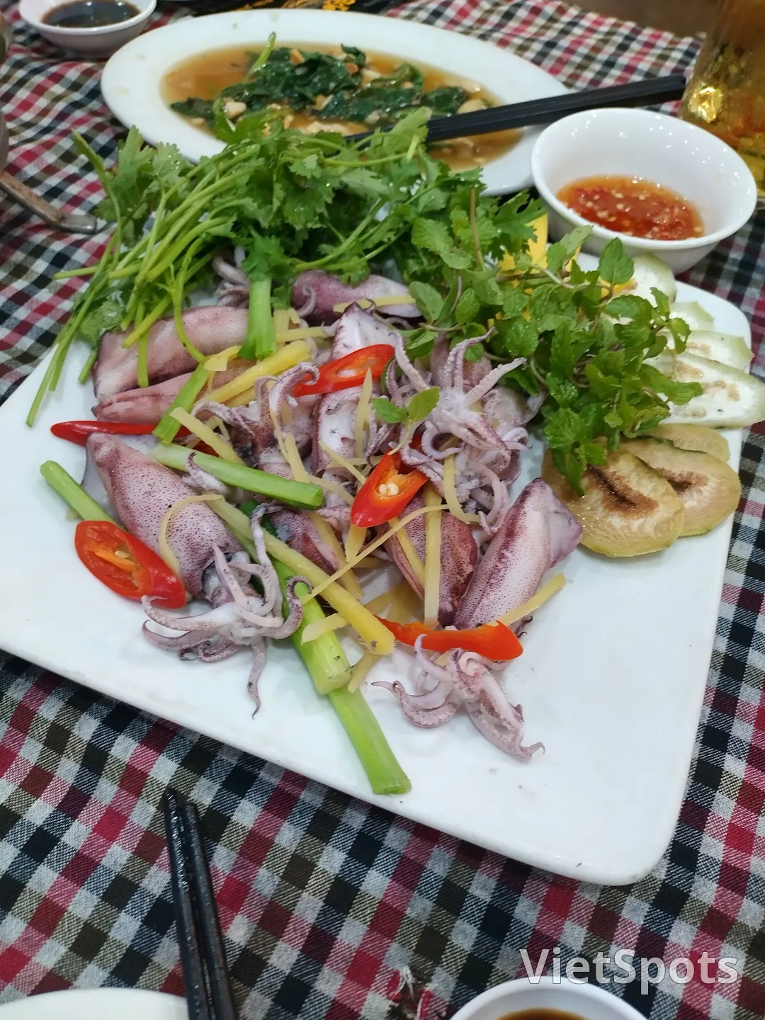 ร้านอาหาร Bếp Việt ดานัง – อาหารทะเลสดเป็น ๆ เลือกเองได้ ตั้งอยู่ตรงสี่แยกถนน 30/4 – เลแทงห์งี