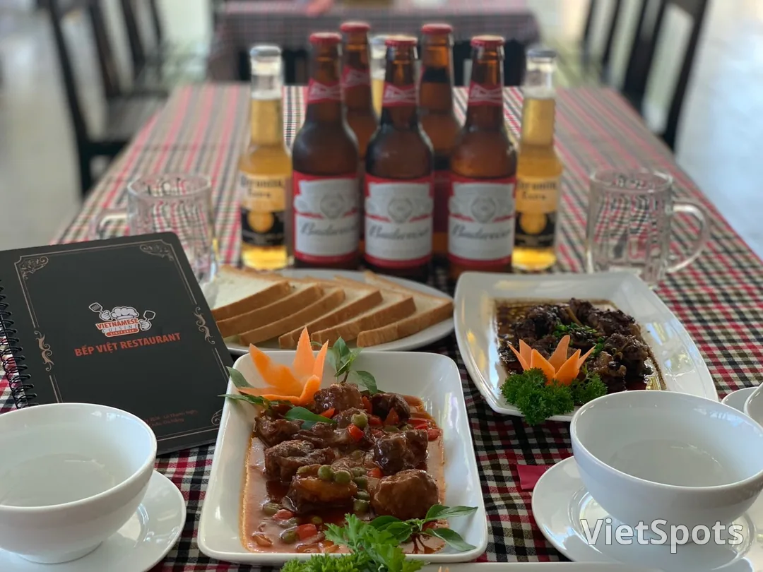 ร้านอาหาร Bếp Việt ดานัง – อาหารทะเลสดเป็น ๆ เลือกเองได้ ตั้งอยู่ตรงสี่แยกถนน 30/4 – เลแทงห์งี