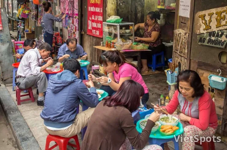 ร้านอาหารของคนท้องถิ่นกับร้านอาหารสำหรับนักท่องเที่ยวในดานัง ต่างกันอย่างไร? 🍜