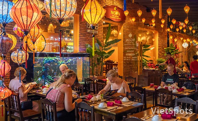 ร้านอาหารของคนท้องถิ่นกับร้านอาหารสำหรับนักท่องเที่ยวในดานัง ต่างกันอย่างไร? 🍜