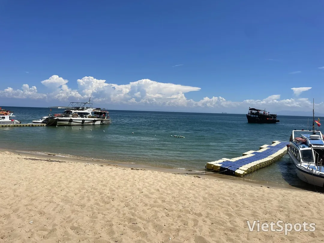 Bãi biển Cù Lao Chàm với nước biển trong vắt và bờ cát trắng mịn