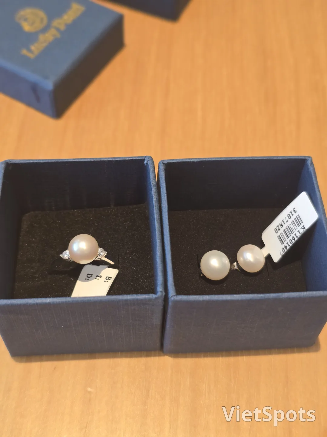 ๐ป๐ณ Buying pearls at Avance Lounge