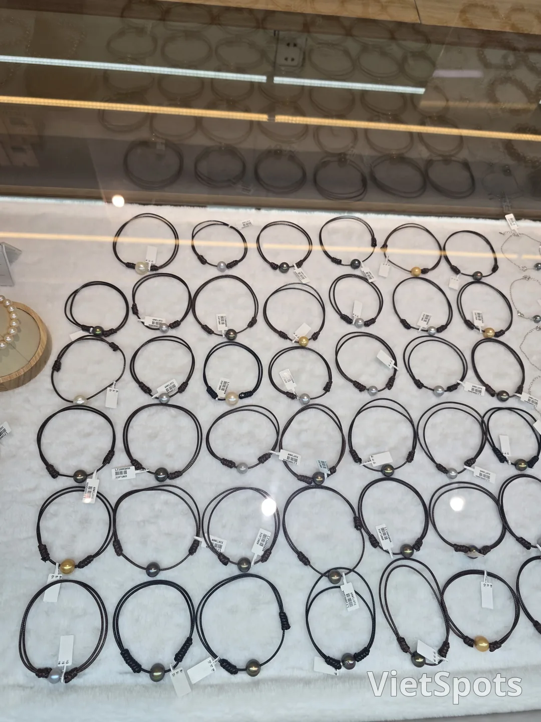 ๐ป๐ณ Buying pearls at Avance Lounge
