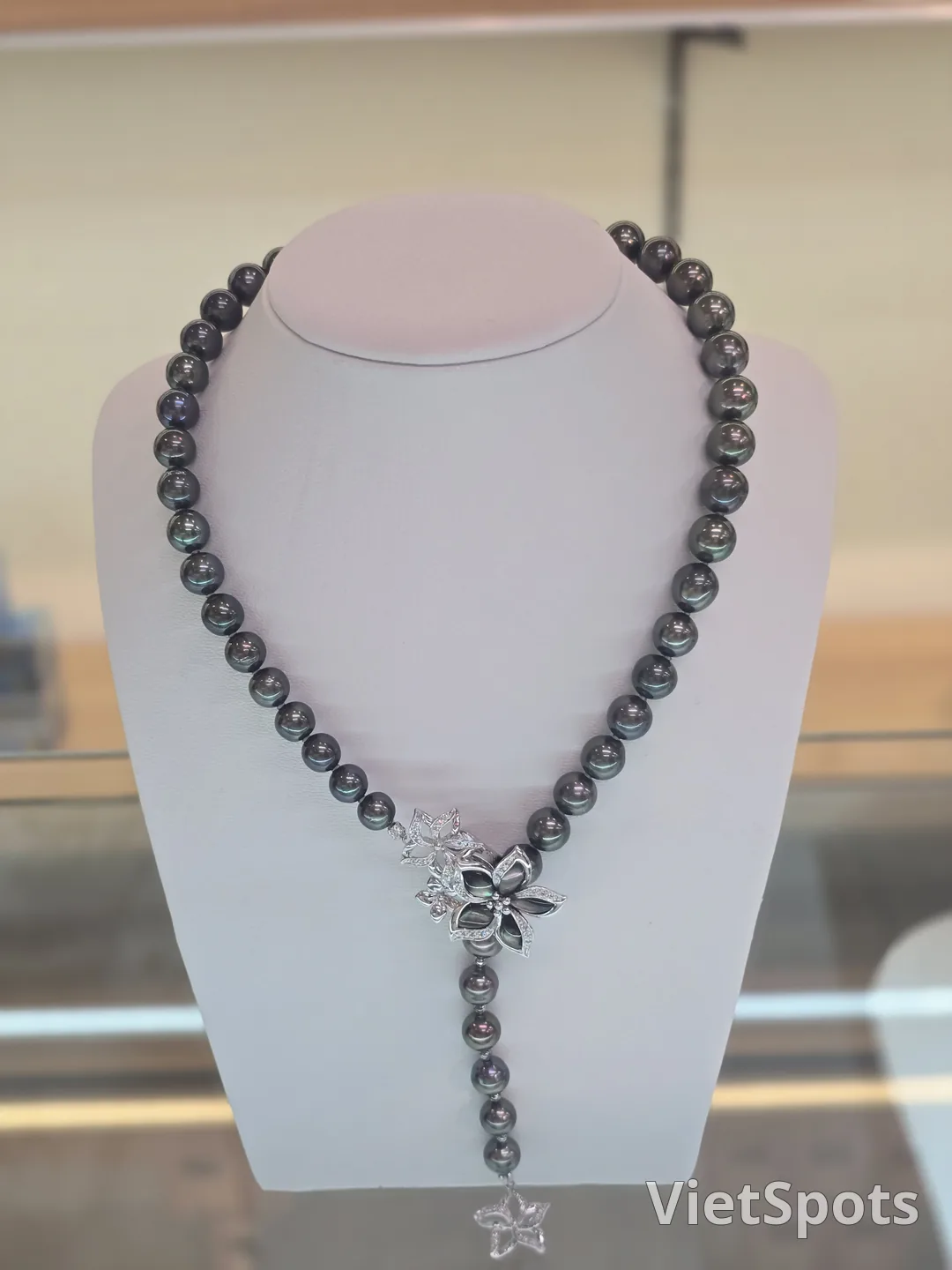 ๐ป๐ณ Buying pearls at Avance Lounge