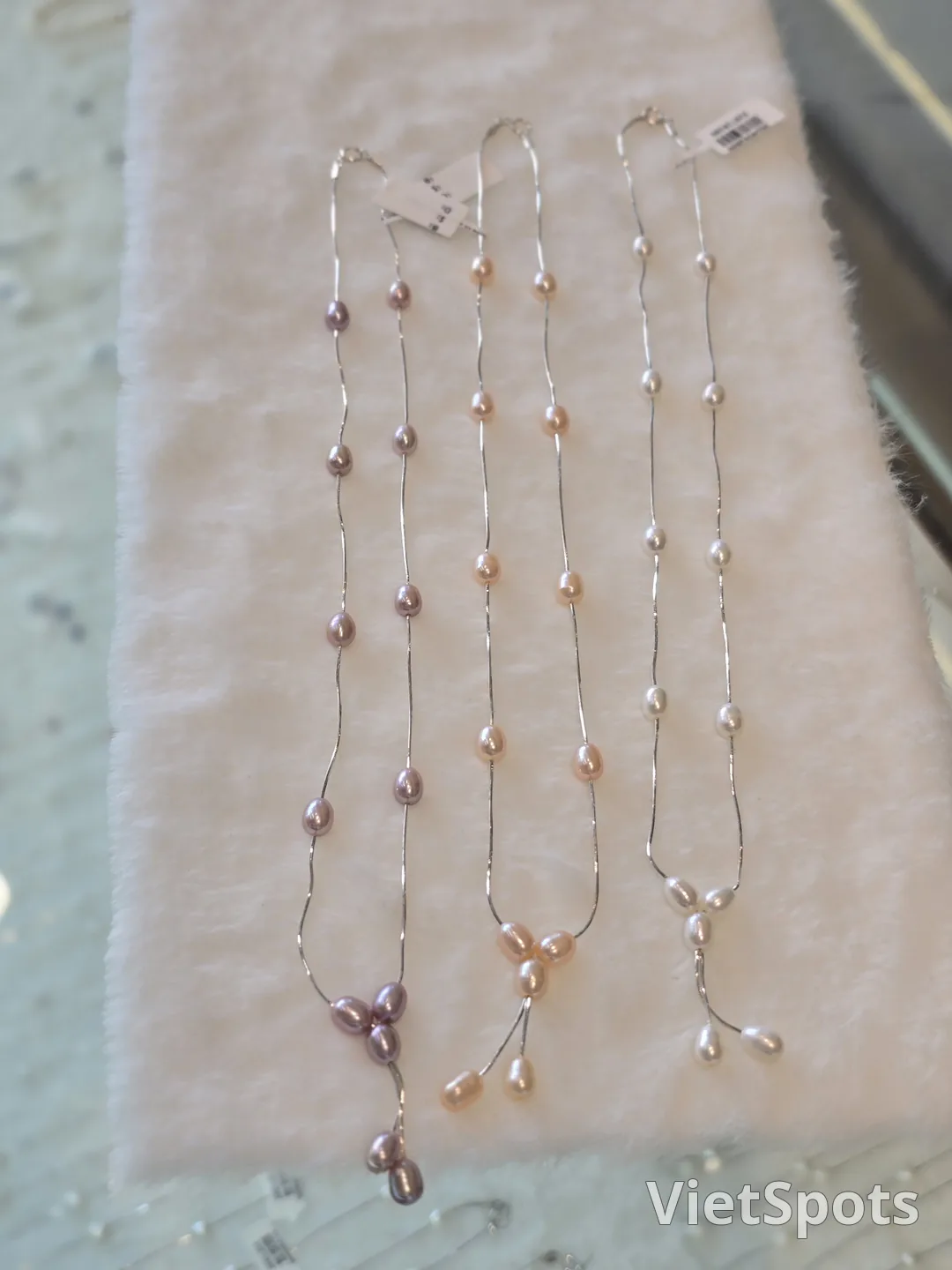 ๐ป๐ณ Buying pearls at Avance Lounge