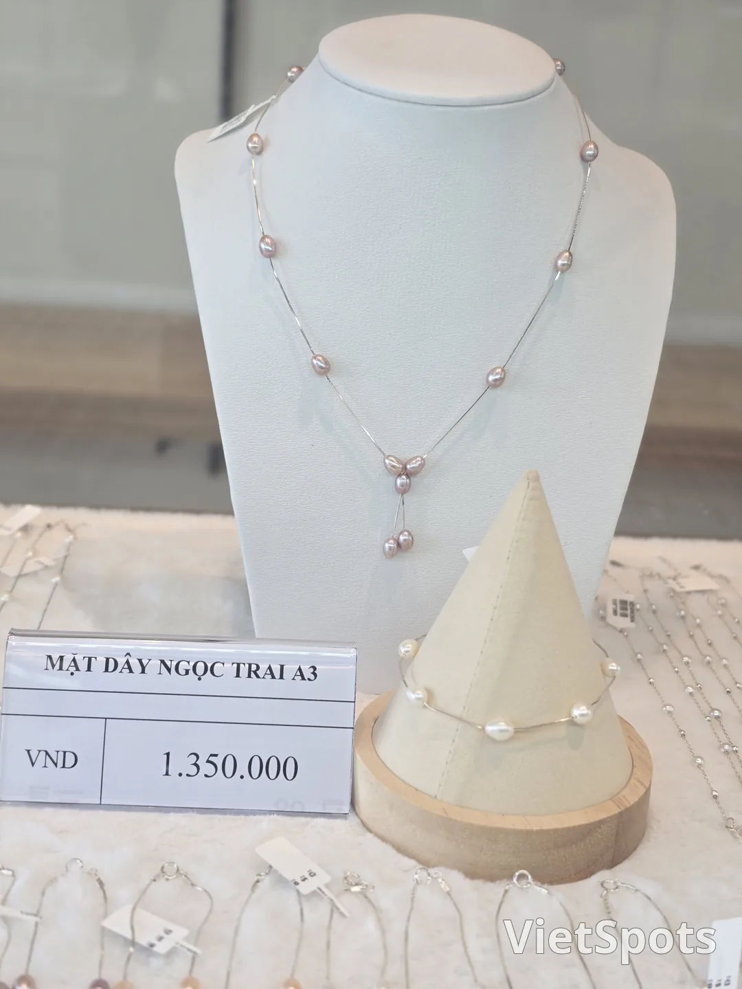 ๐ป๐ณ Buying pearls at Avance Lounge