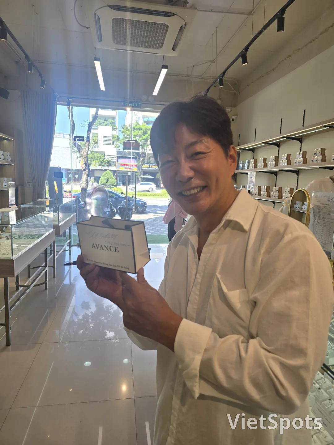 ๐ป๐ณ Buying pearls at Avance Lounge