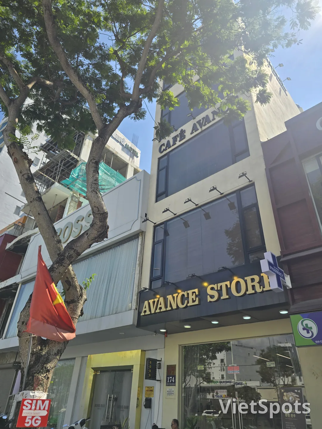 ๐ป๐ณ Buying pearls at Avance Lounge