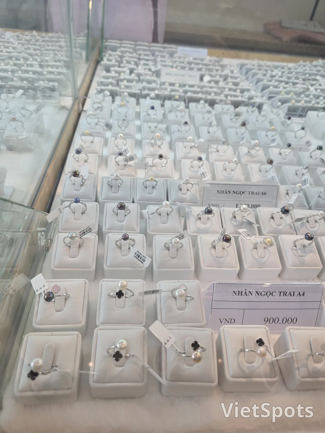 ๐ป๐ณ Buying pearls at Avance Lounge