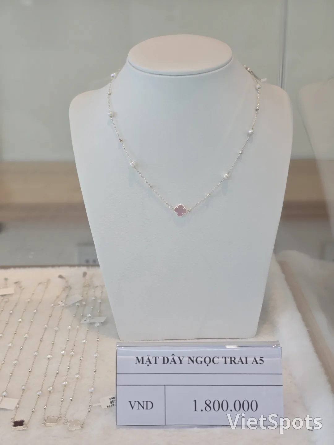 ๐ป๐ณ Buying pearls at Avance Lounge