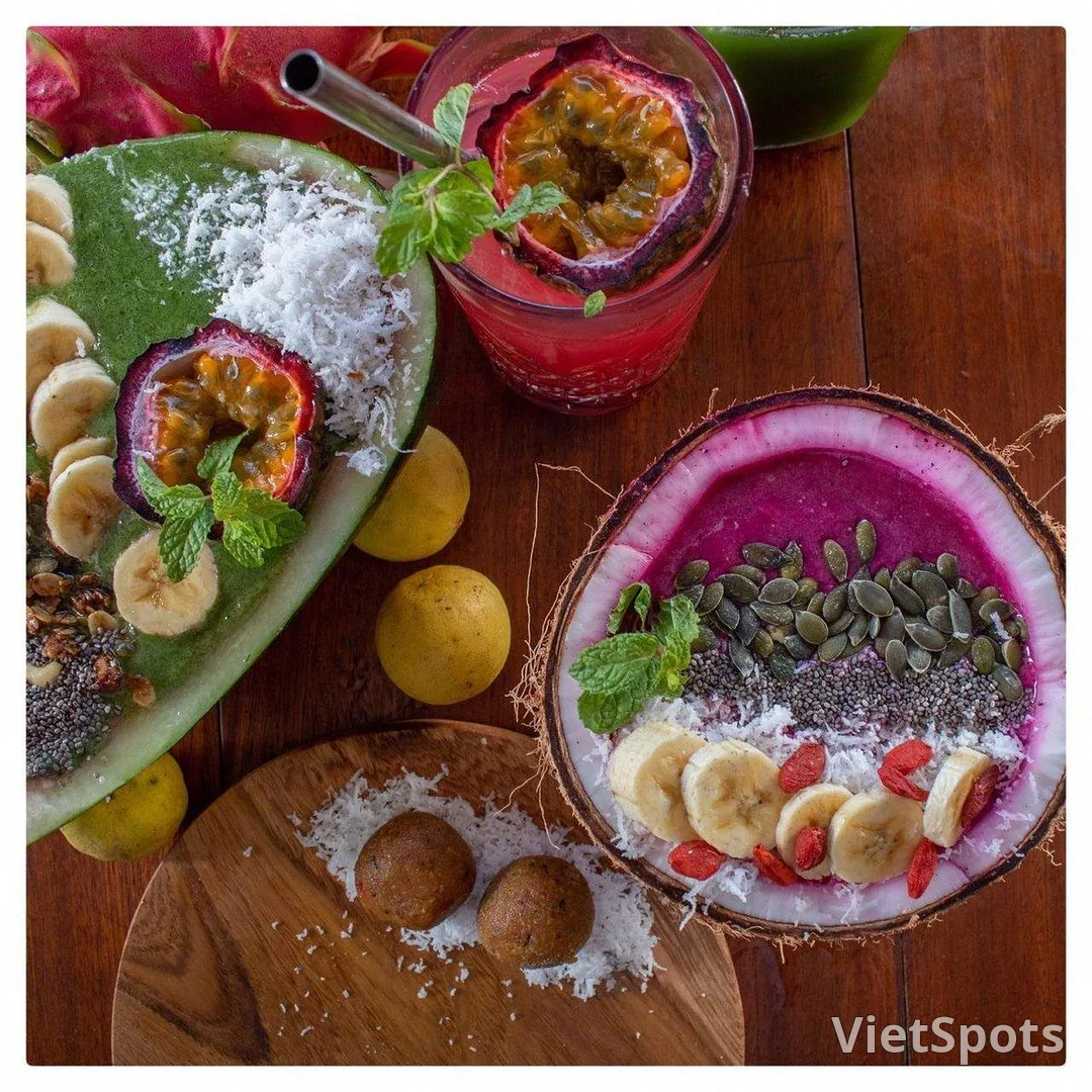 ROOTS Plant-Based Café ダナン – ミーケービーチ近くでモダンなヴィーガン料理を発見しよう