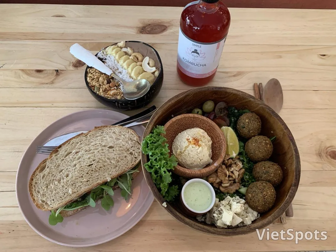 ROOTS Plant-Based Café ダナン – ミーケービーチ近くでモダンなヴィーガン料理を発見しよう