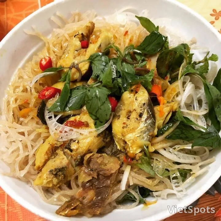Phở sắn trộn với cá um nghệ vàng, rau thơm, ớt tươi và hành tây