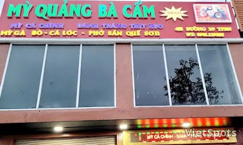 Bảng hiệu Mỳ Quảng Bà Cẩm ở 462 đường 2 Tháng 9: mỳ cá chình, bánh tráng thịt heo, mỳ gà, bò, cá lóc, phở sắn Quế Sơn
