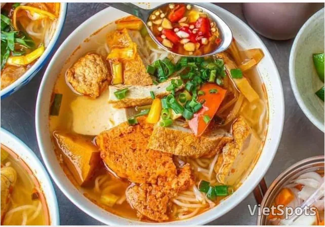 . आंटी टाम का पुश्तैनी फिश केक राइस नूडल सूप