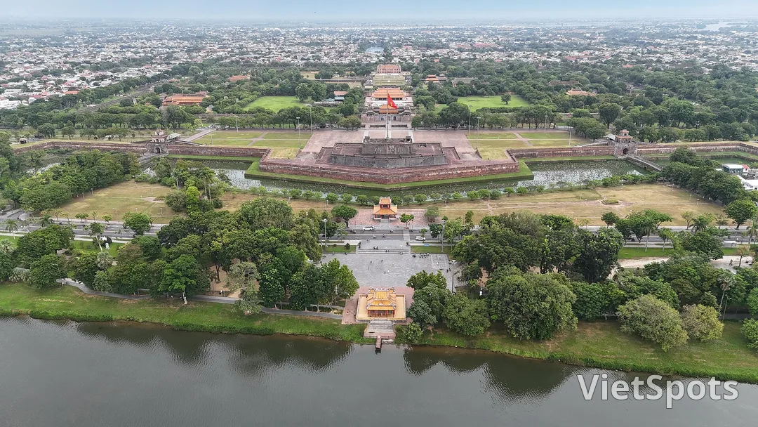 Hoàng thành Huế nhìn từ trên cao với các cổng tam quan và nội cung bên trong vòng thành