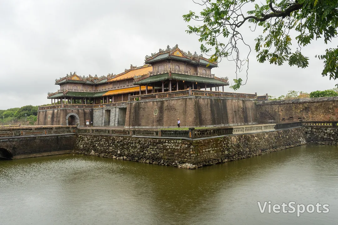 Hoàng thành Huế trong ngày mây u ám với mái cổng tam quan vàng và tường thành cổ