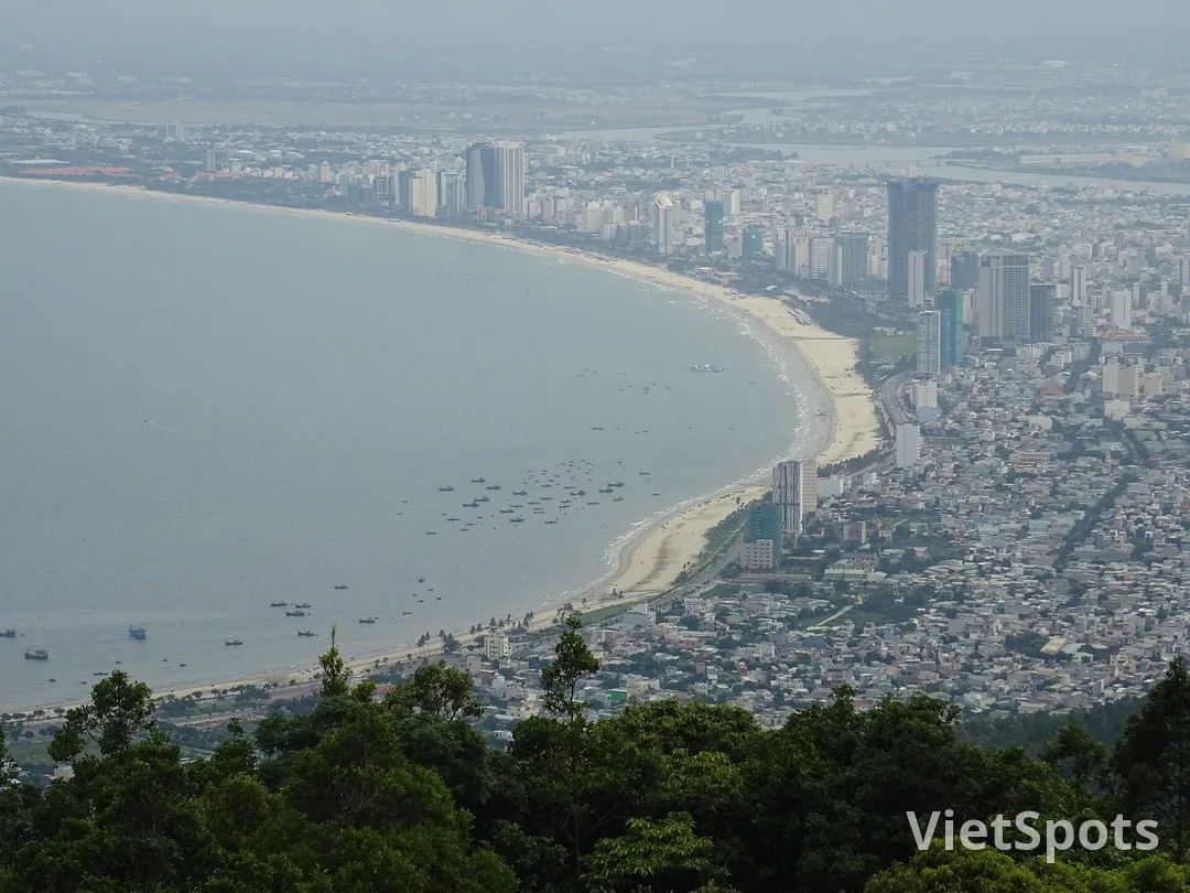 Nhìn từ trên núi Sơn Trà xuống phía nam: bờ biển Mỹ Khê cong dài, phố xá và nhà cao tầng kín cả dải đất bằng phía sau