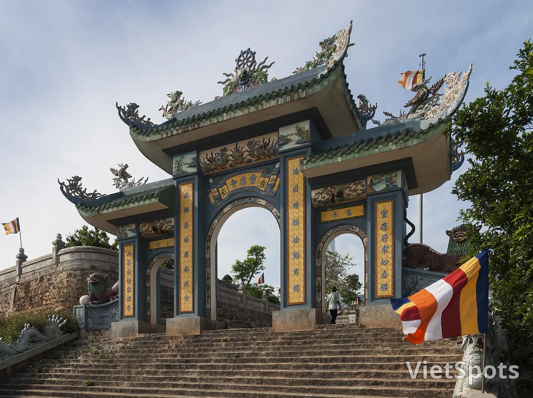 Cổng tam quan chùa Linh Ứng Sơn Trà với mái cong cổ Việt và chạm khắc rồng phượng