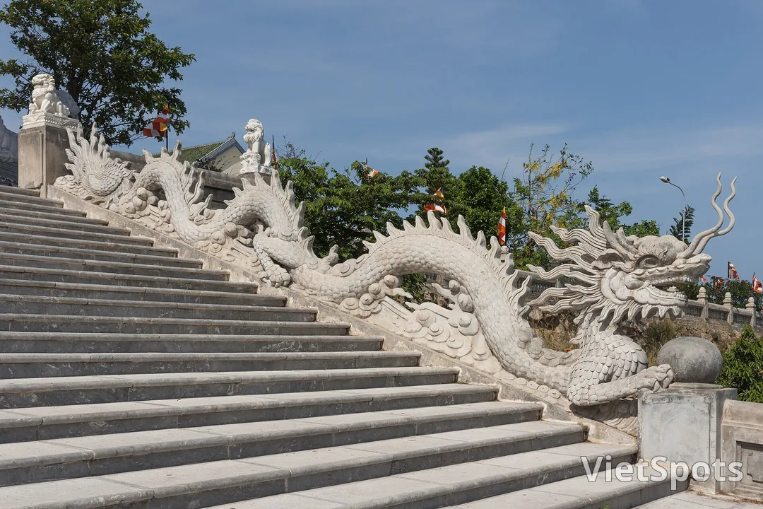 Cầu thang rồng đá chạm khắc tinh xảo dẫn lên chánh điện chùa Linh Ứng Sơn Trà
