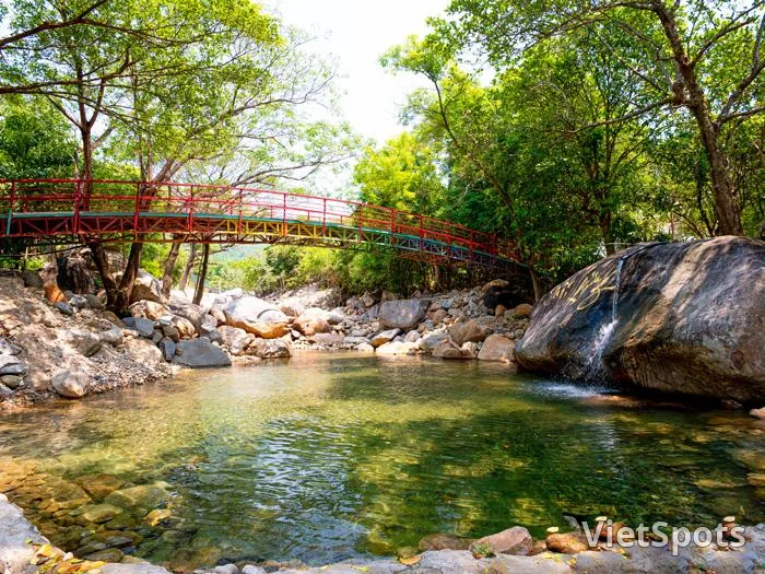 🌿 LUONG STREAM, DA NANG – A SPOT TO ESCAPE THE HEAT AMID THE MOUNTAINS AND FORESTS
