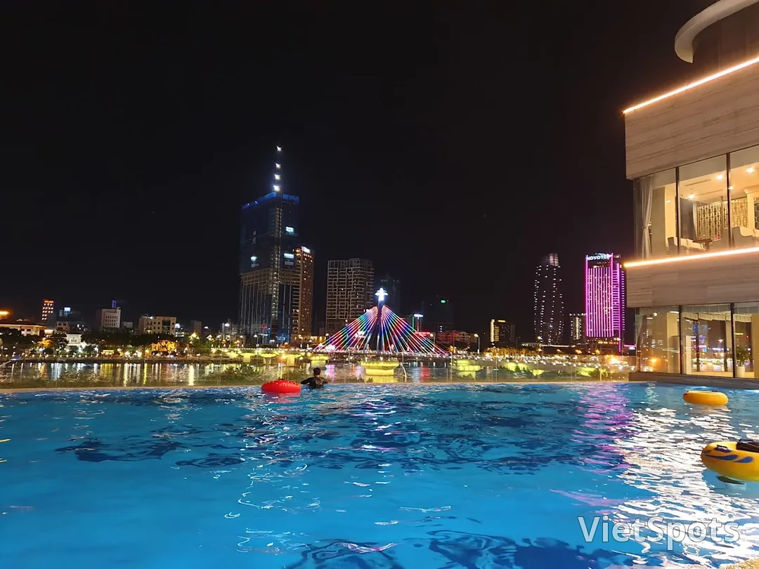 本以为只是出逃躲清静,谁知竟在MELIÁ VINPEARL DANANG RIVERFRONT被宠得像皇室一样!🌟✨