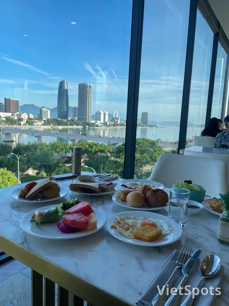 本以为只是出逃躲清静,谁知竟在MELIÁ VINPEARL DANANG RIVERFRONT被宠得像皇室一样!🌟✨