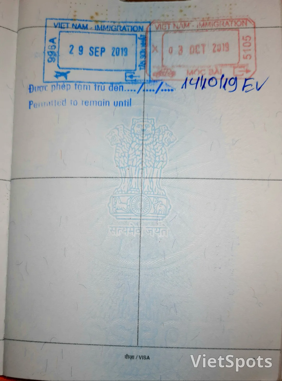 Trang passport với tem e-visa Việt Nam dán — có hình quốc huy, số visa, thời hạn xuất nhập cảnh