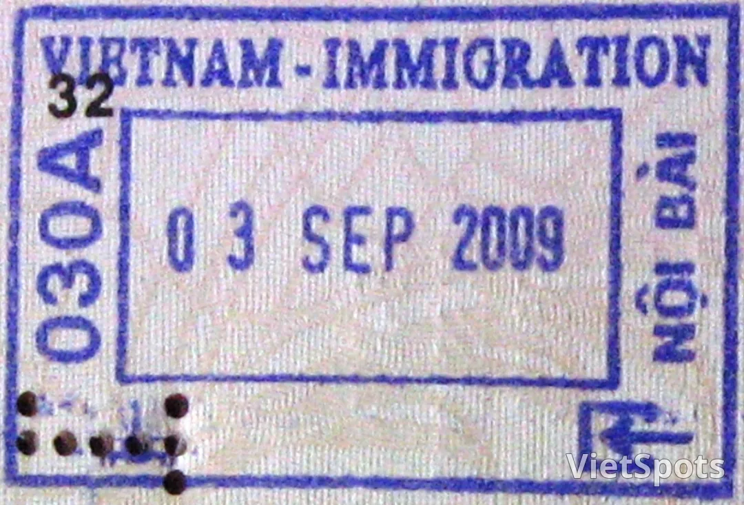 Tem nhập cảnh Việt Nam được đóng trên trang passport với ngày nhập cảnh và chữ ký của sĩ quan