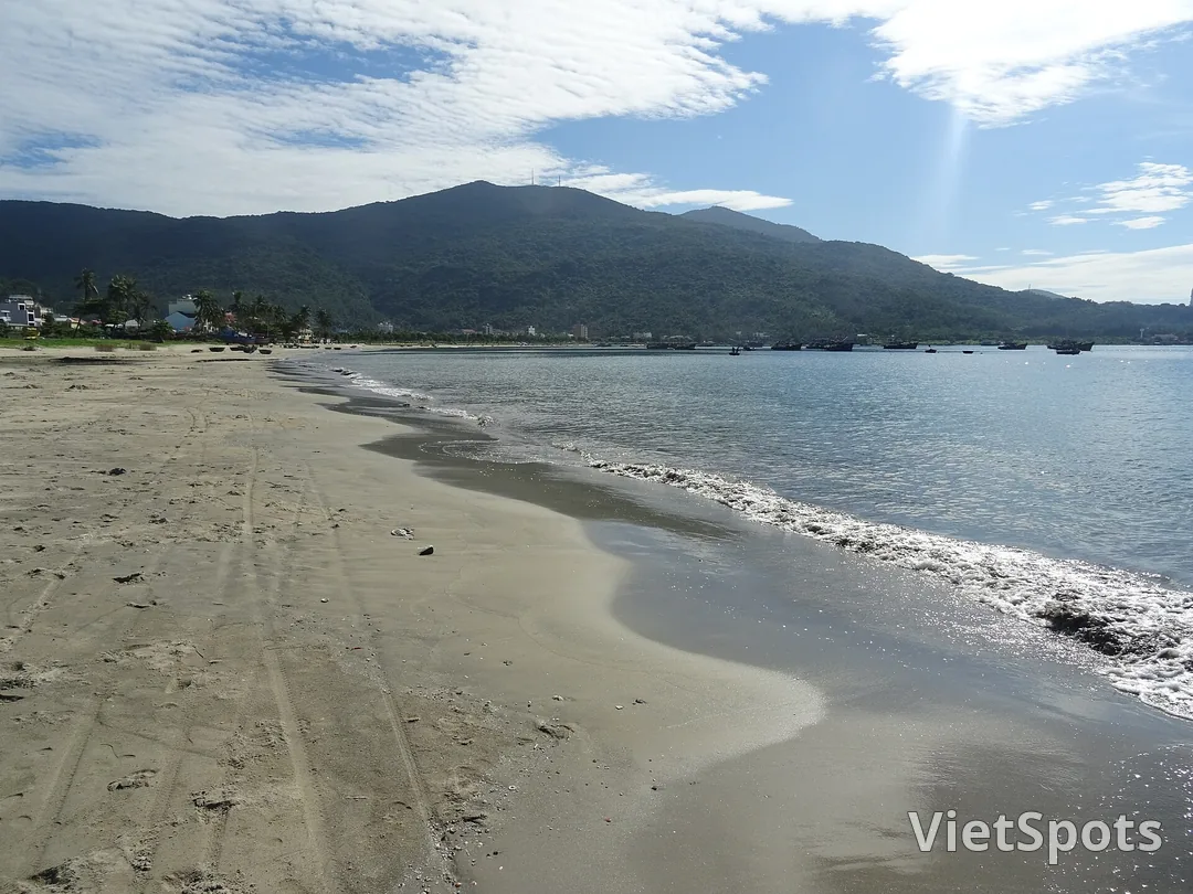 Đầu phía bắc biển Mỹ Khê nằm sát chân núi Sơn Trà, mặt nước gần núi lặng hơn, bãi cát vắng