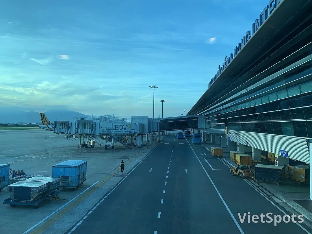 Sảnh nhập cảnh sân bay quốc tế Đà Nẵng với dòng người xếp hàng qua cổng kiểm tra passport