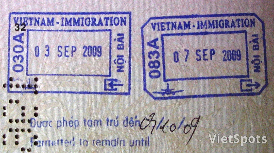 Trang passport với dấu nhập cảnh Nội Bài — có ngày, mã cửa khẩu, chữ ký sĩ quan