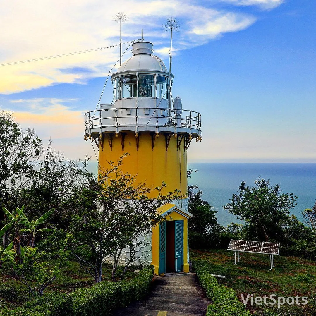 Tien Sa Lighthouse in Da Nang – An ancient lighthouse amid the green forest of Son Tra. Discover a lighthouse more than 100 years old