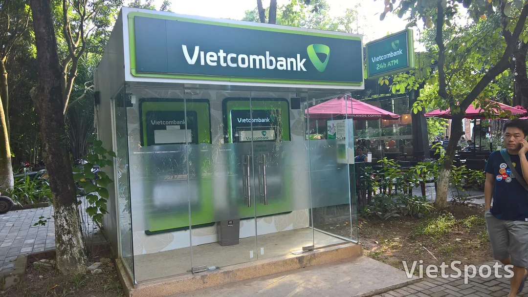 ATM Vietcombank Việt Nam gần phố Trúc Bạch với máy rút tiền ngoài trời và logo xanh đặc trưng