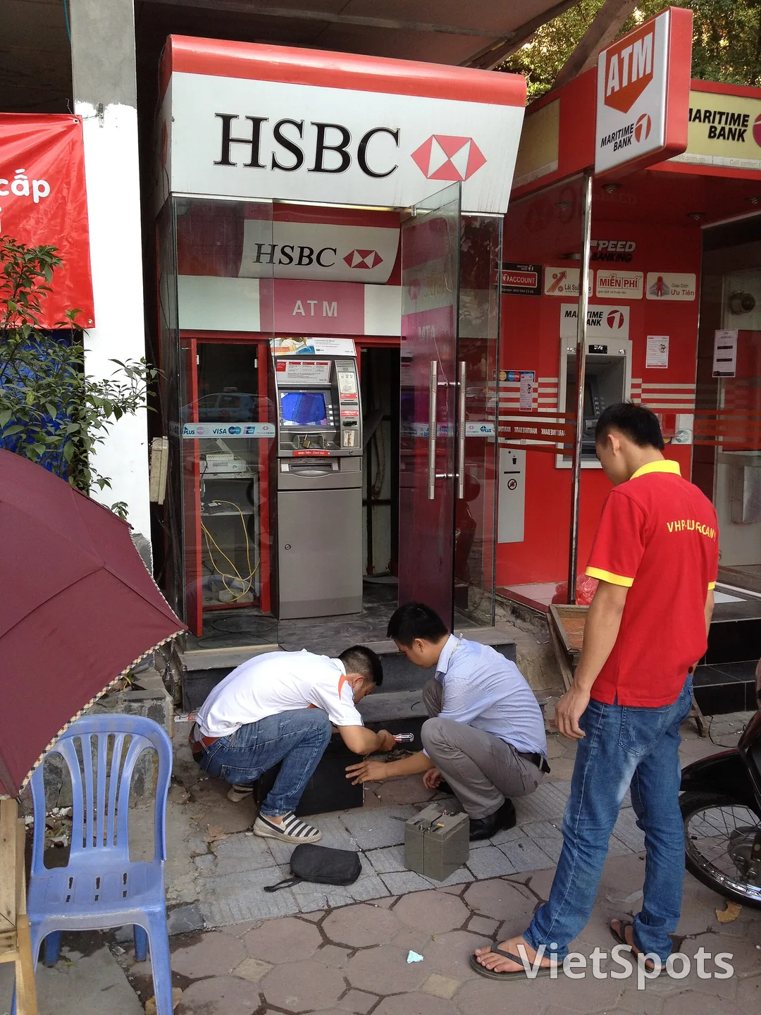 ATM HSBC tại Văn Cao – Đội Cấn Hà Nội với máy rút tiền kiểu Anh và logo đỏ trắng
