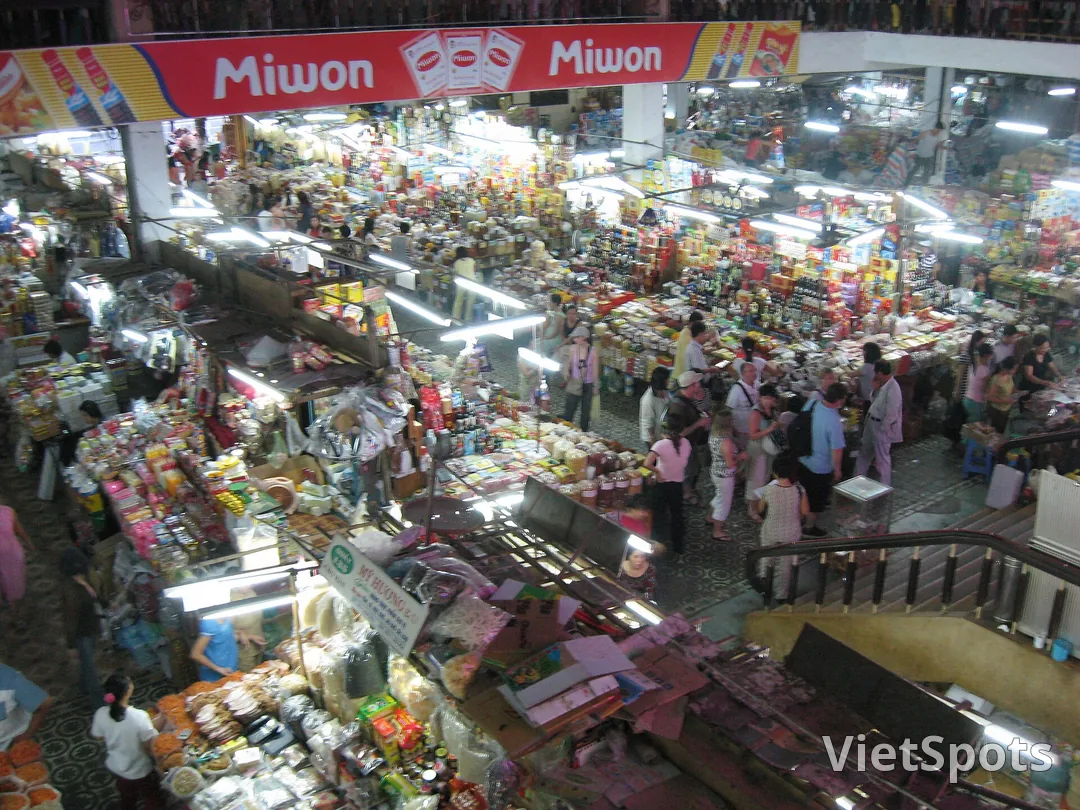 Mặt tiền chợ Hàn Đà Nẵng với biển hiệu và dòng khách qua lại trên phố Trần Phú