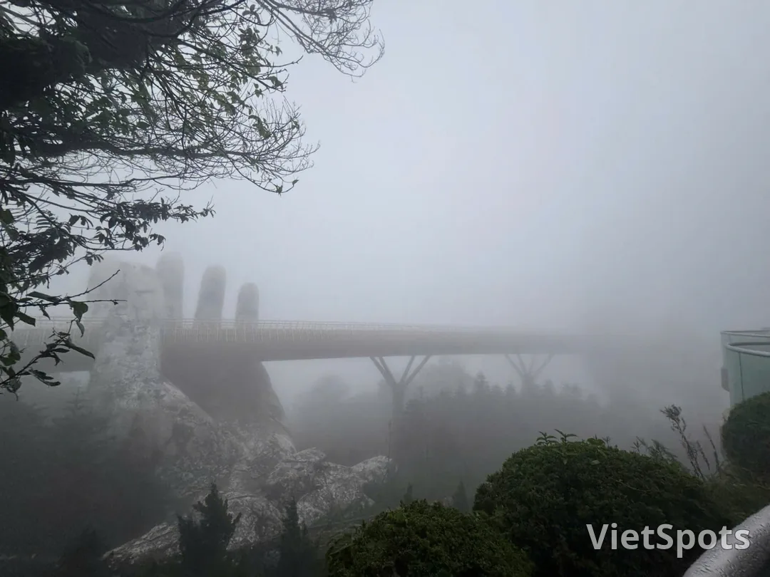 10月30日のバーナーヒルズの天気:どんよりとした空模様、山頂は霧に包まれる