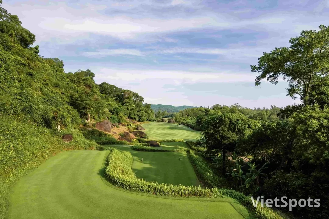 Một tee golf ở Laguna Lăng Cô nằm dưới chân núi, hai bên là rừng rậm và những tảng đá lộ ra trên sườn dốc