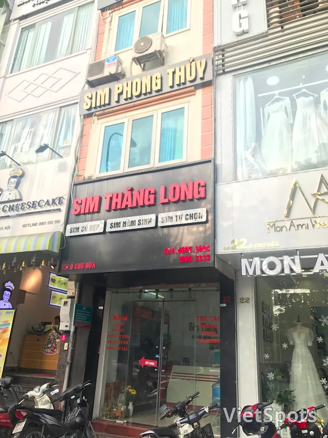 Cửa hàng SimThangLong Việt Nam với các loại SIM, eSIM, thẻ nạp bày trên quầy